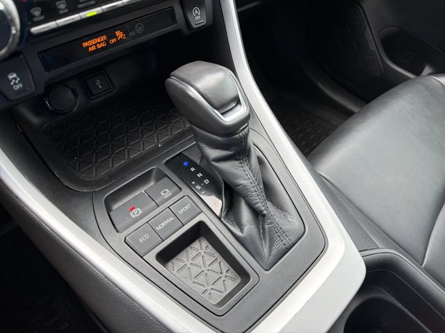 Used 2020 Toyota RAV4 XLE Premium FWD image 15