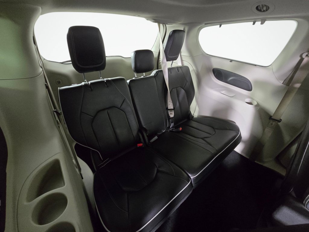 Used 2022 Chrysler Pacifica Limited w/ Uconnect Theater Family Group FWD image 42