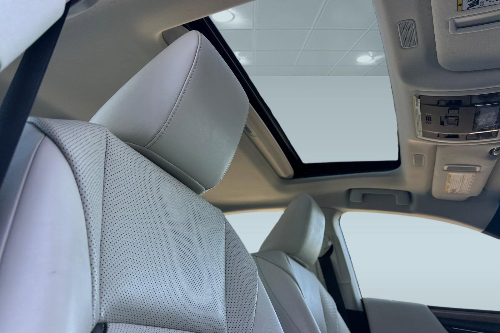 Certified 2025 Lexus ES 300h w/ Premium Package image 26