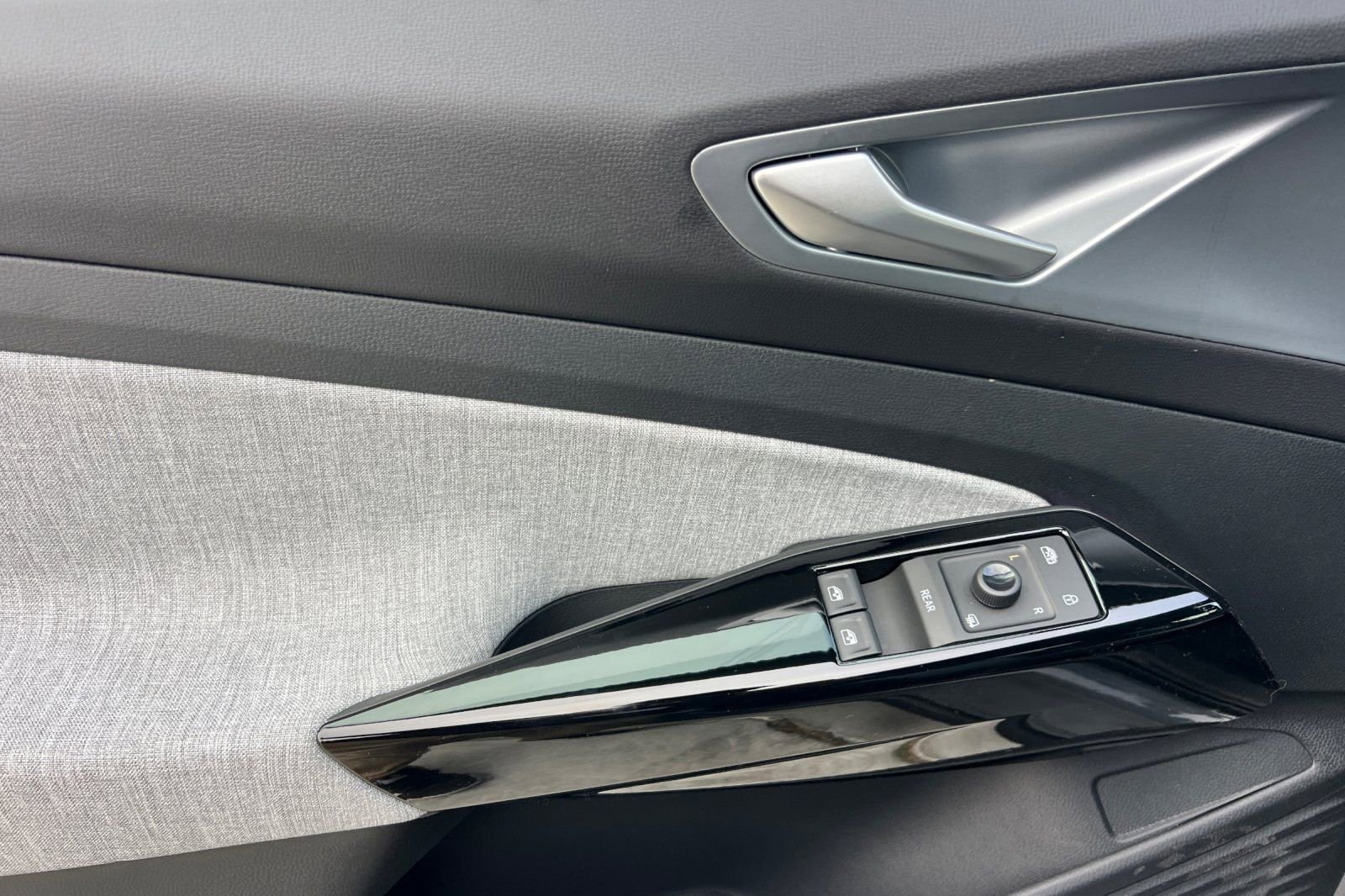 New 2025 Volkswagen ID.4 Pro image 11