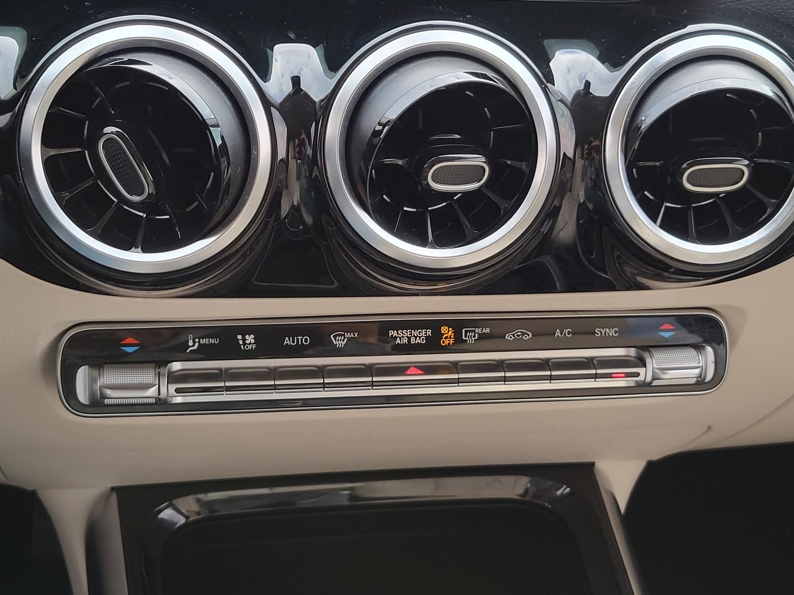 Used 2022 Mercedes-Benz GLA 250 4MATIC w/ Premium Package image 21