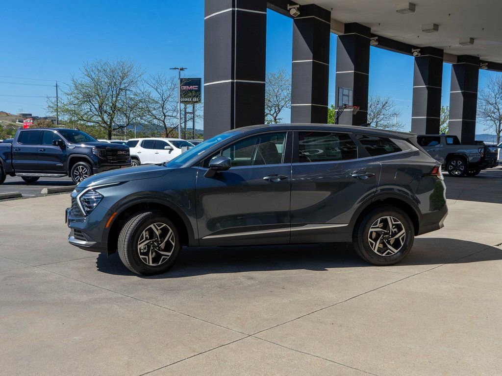 Used 2025 Kia Sportage LX image 4