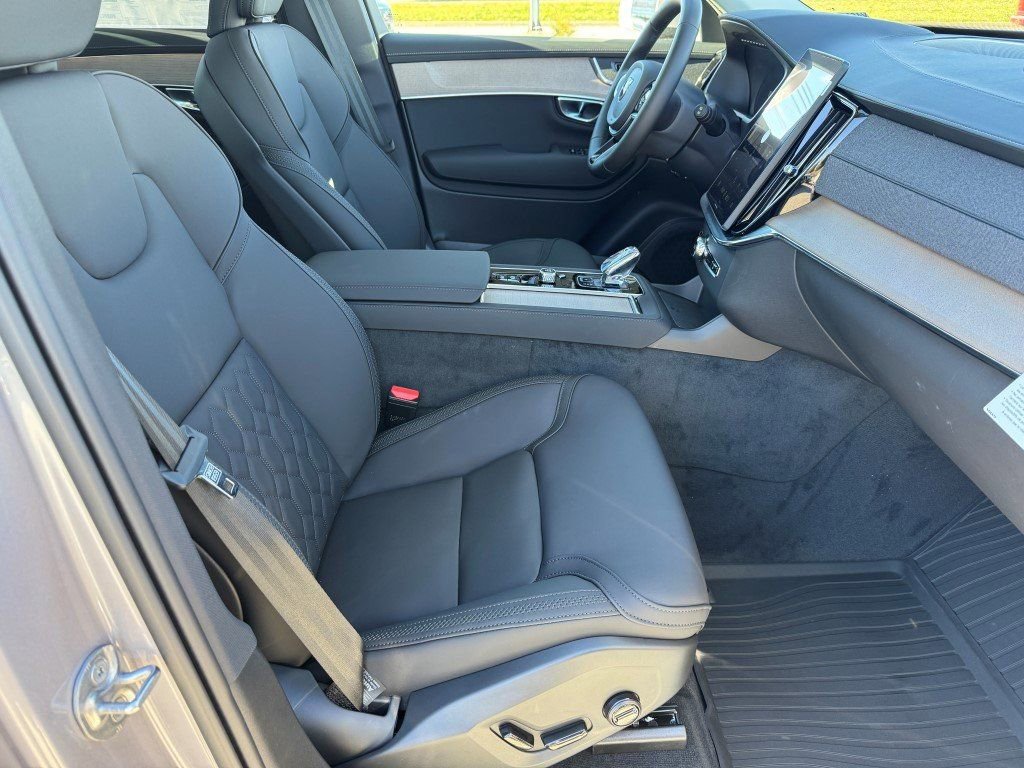 New 2026 Volvo XC90 T8 Plus w/ Protection Package Premier image 11