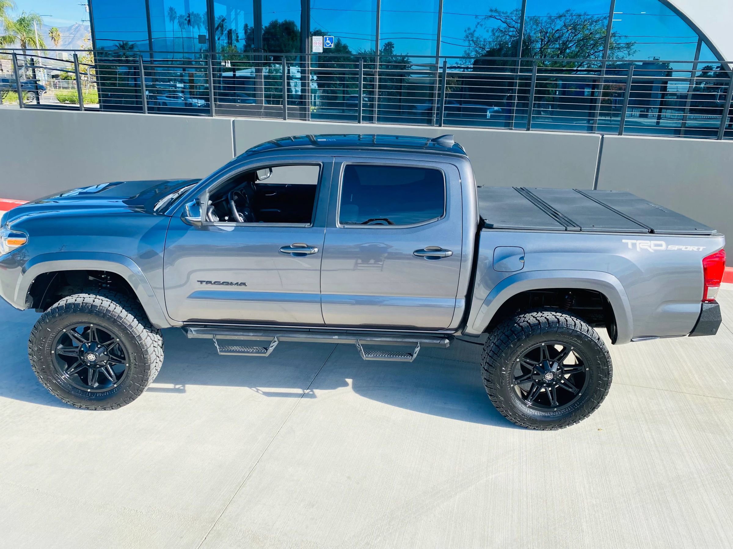 Used 2017 Toyota Tacoma TRD Sport w/ Premium & Technology Package image 12