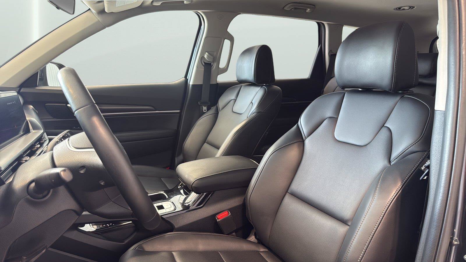 Used 2025 Kia Telluride LX FWD image 10