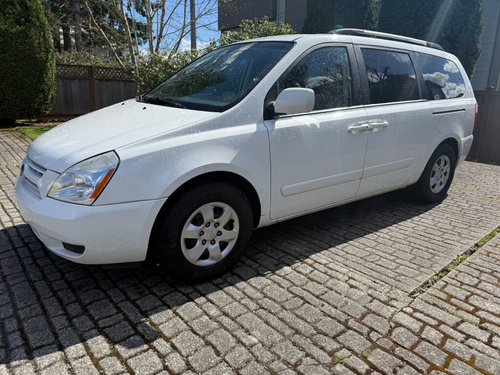Used 2010 Kia Sedona LX image 3