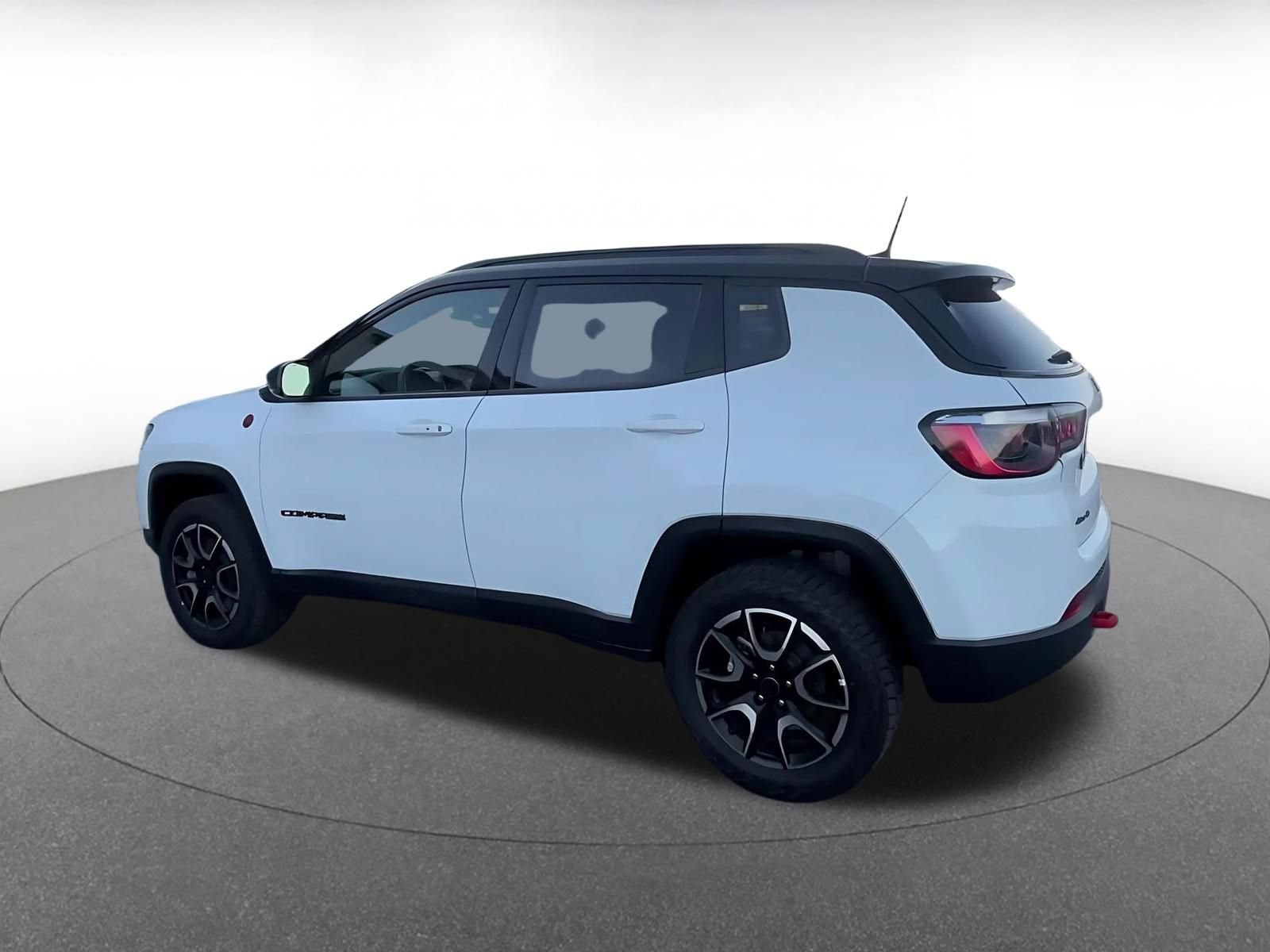 Used 2025 Jeep Compass Trailhawk AWD/4WD image 10