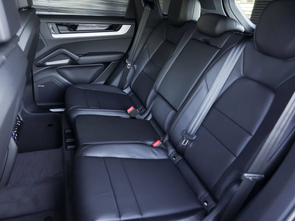 Certified 2026 Porsche Cayenne AWD/4WD image 32