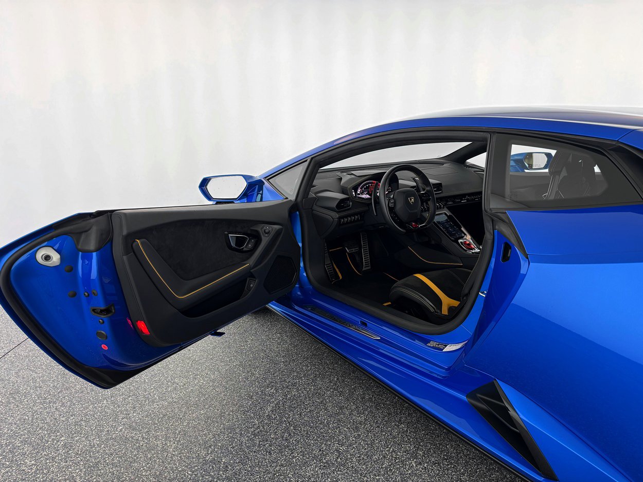 Used 2020 Lamborghini Huracan EVO image 12
