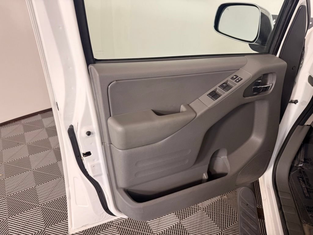 Used 2015 Nissan Frontier SL AWD/4WD image 17