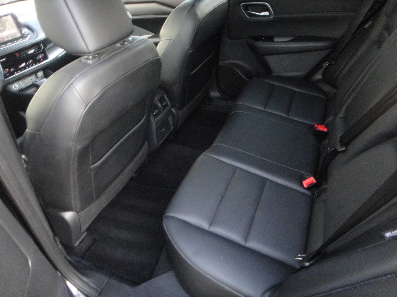 Used 2021 Nissan Rogue SV w/ Premium Package image 11