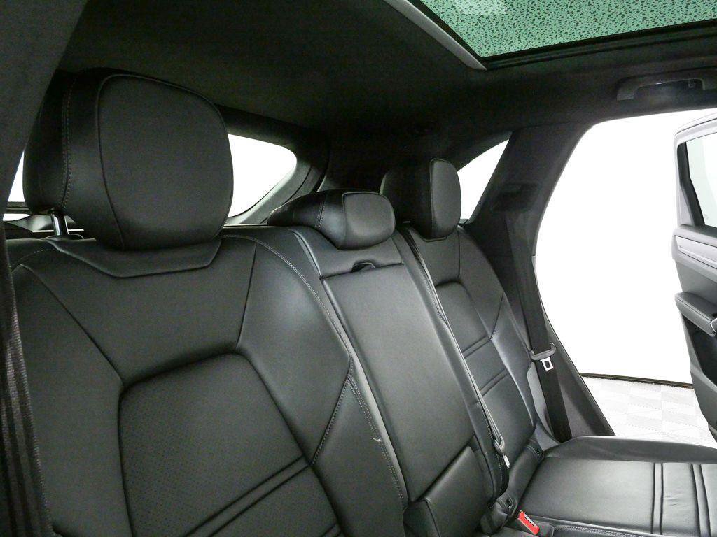 Certified 2022 Porsche Cayenne E-Hybrid AWD/4WD image 22