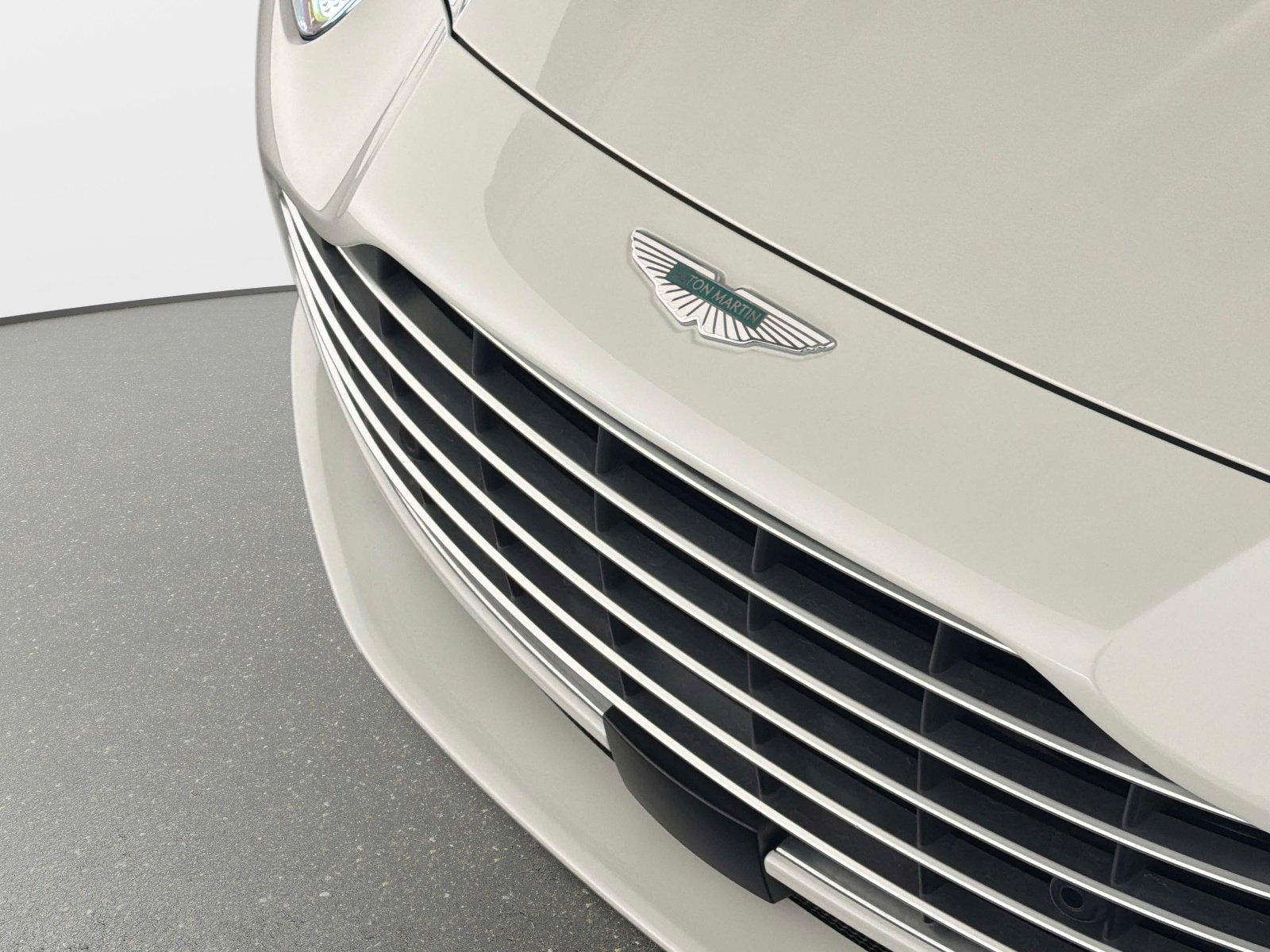 Used 2024 Aston Martin DB12 Coupe RWD image 10