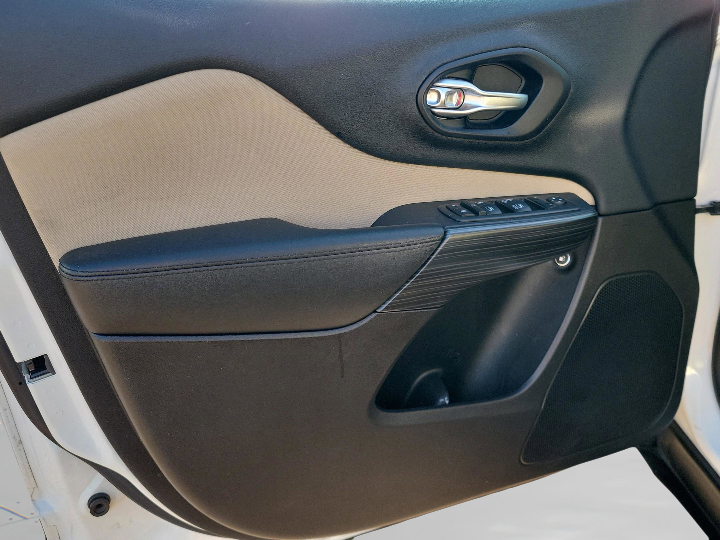 Used 2016 Jeep Cherokee Latitude image 32