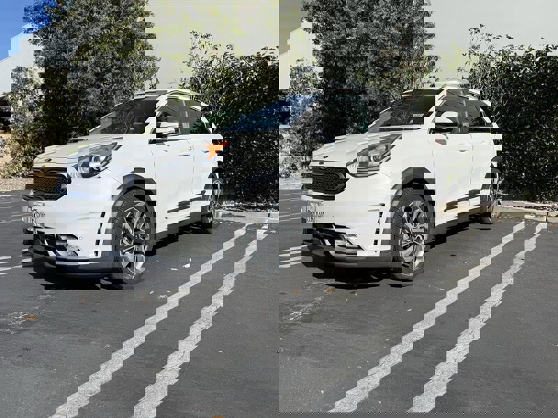 Used 2017 Kia Niro Touring w/ Advanced Technology Package image 2