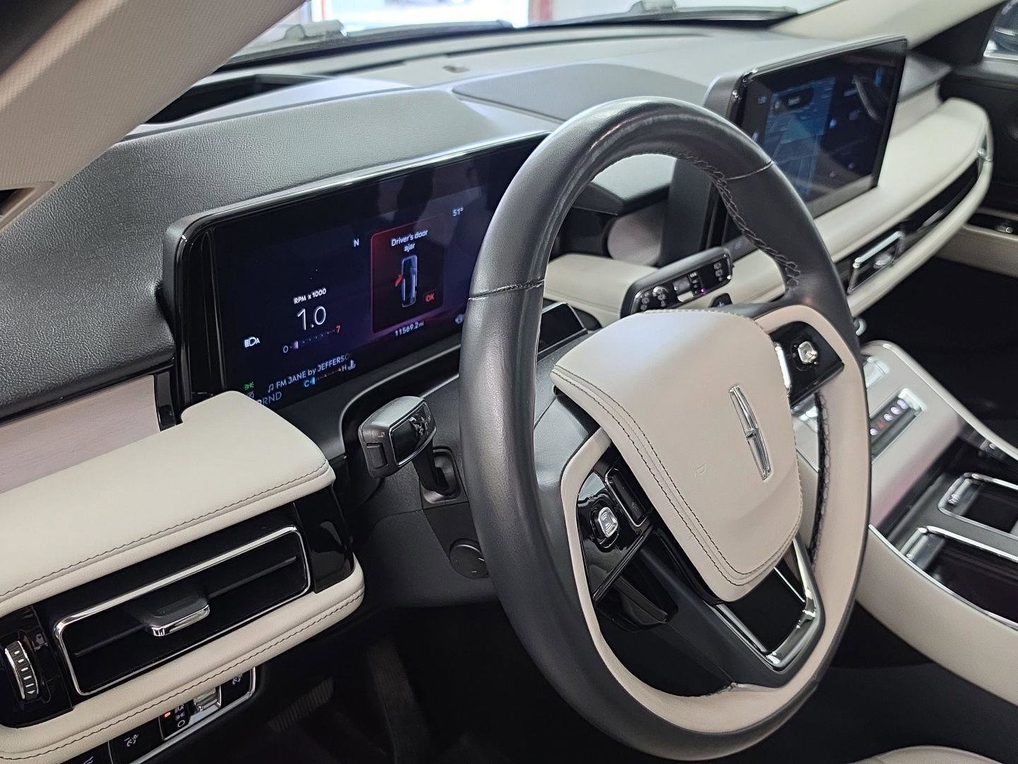 Used 2025 Lincoln Aviator Reserve w/ Illumination Package AWD/4WD image 5