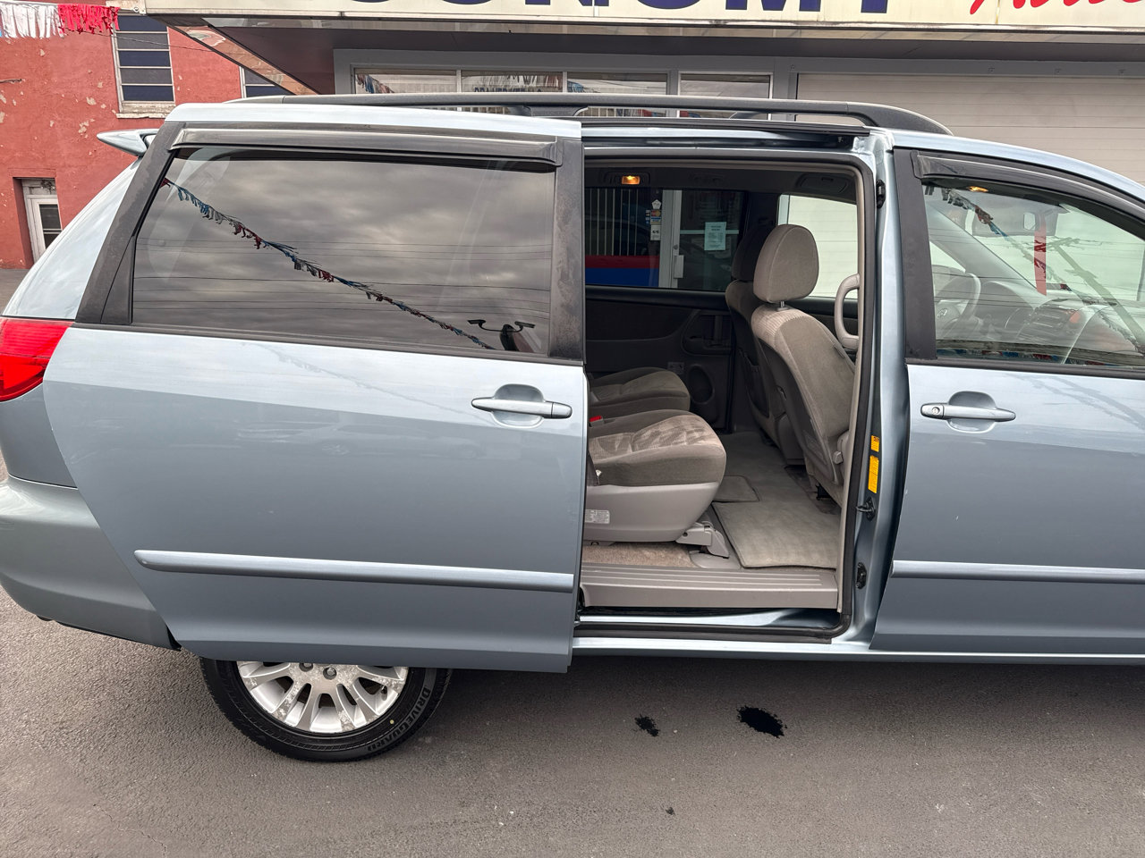Used 2010 Toyota Sienna LE image 24
