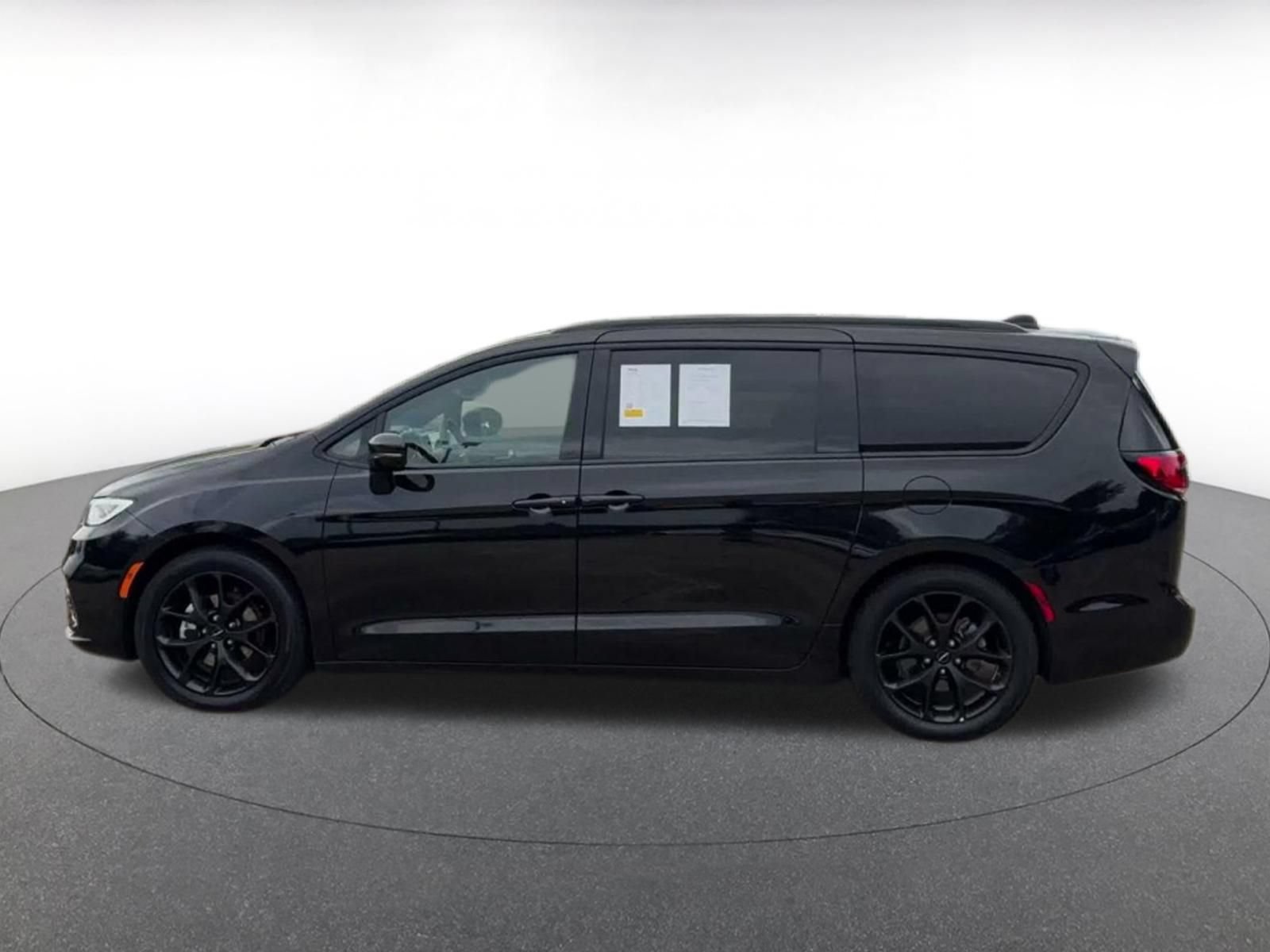 Used 2025 Chrysler Pacifica Limited FWD image 8