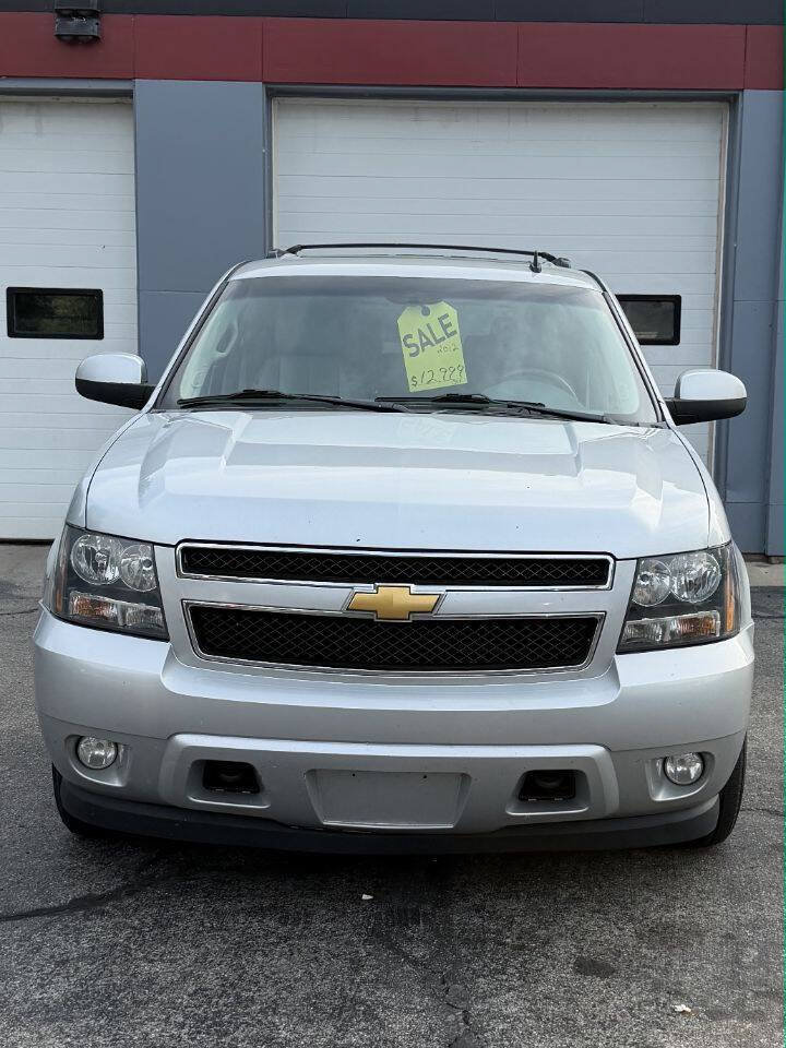 Used 2012 Chevrolet Suburban LT w/ Luxury Package AWD/4WD image 2