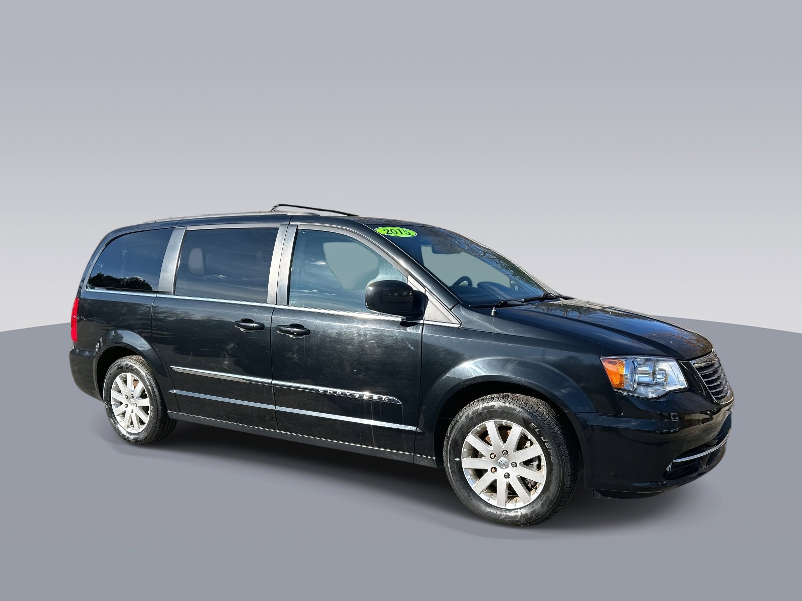Used 2015 Chrysler Town & Country Touring FWD image 2