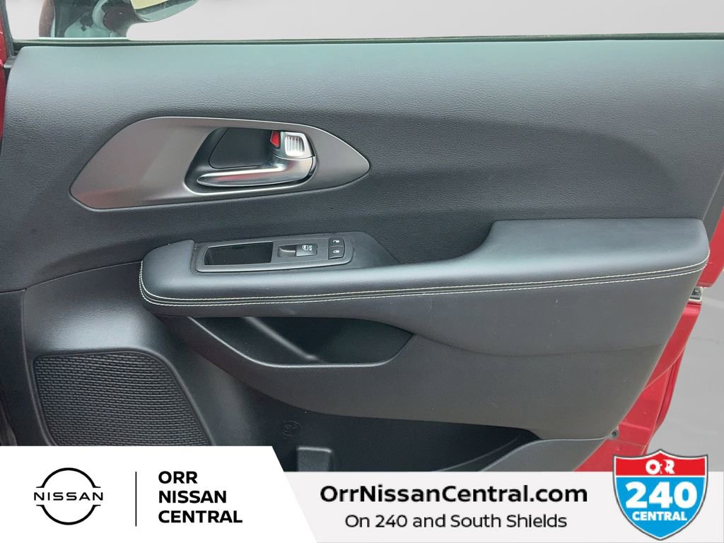 Used 2025 Chrysler Pacifica Select image 24