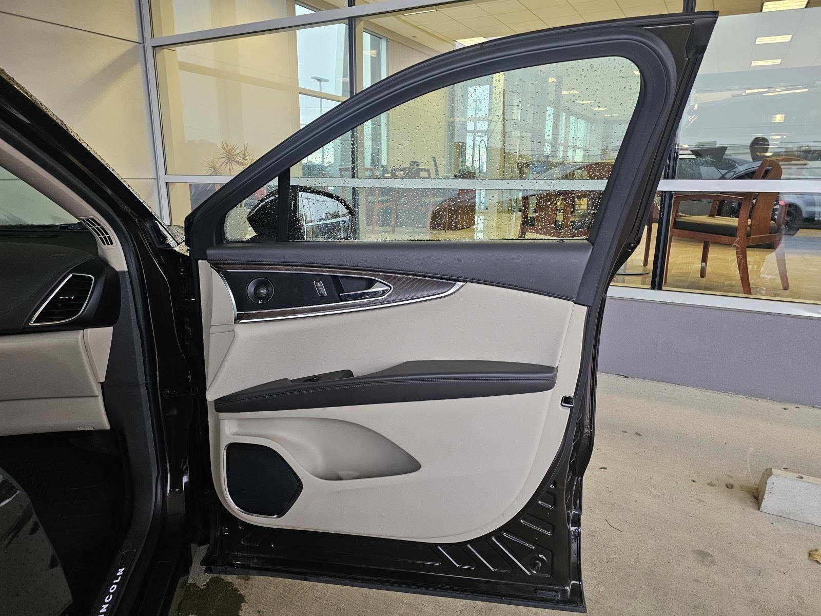 Used 2019 Lincoln Nautilus Reserve w/ Driver Assistance Package image 11