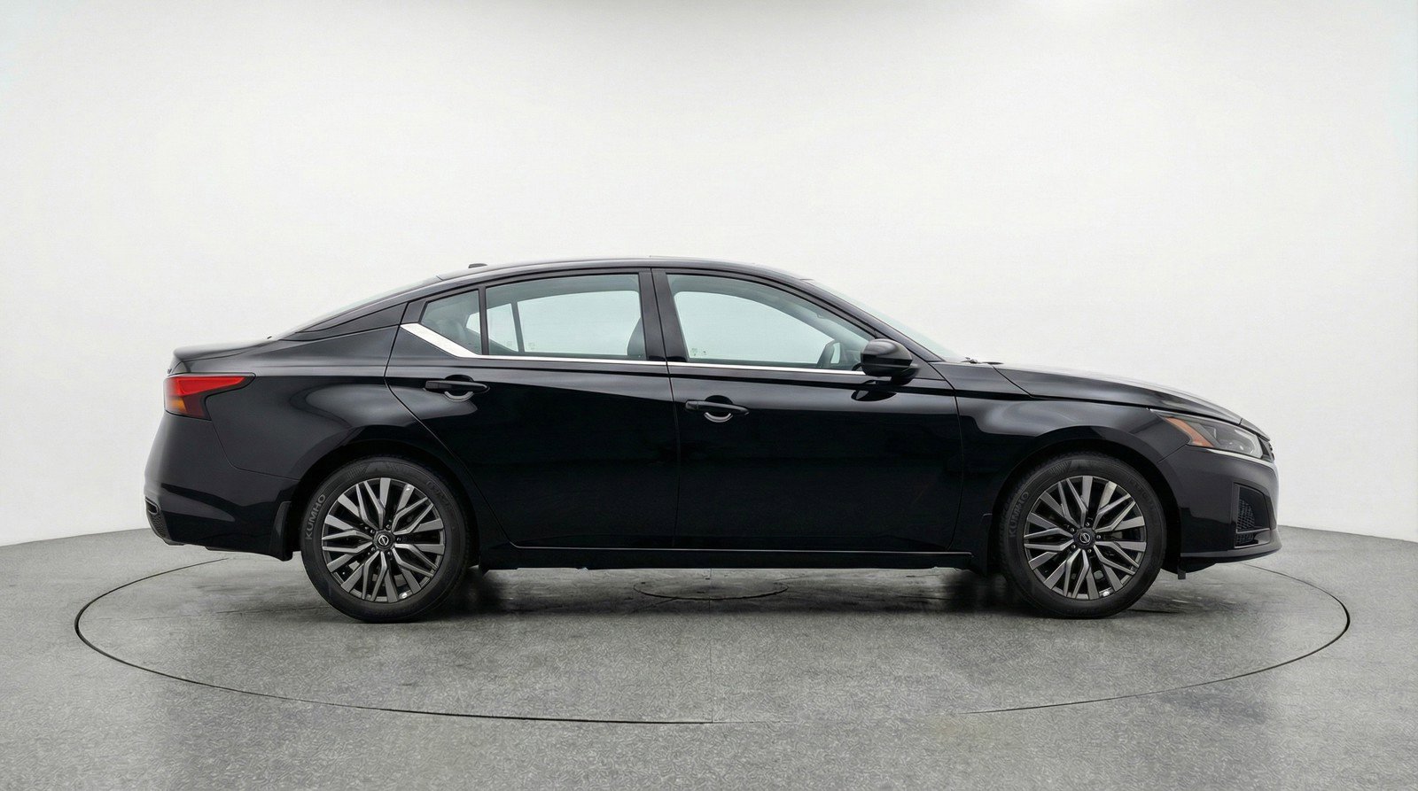 Used 2025 Nissan Altima 2.5 SV image 11