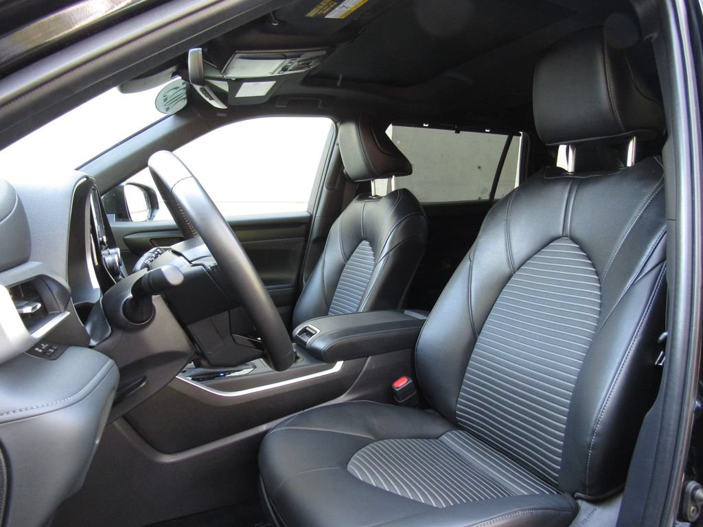 Certified 2025 Toyota Highlander XSE AWD/4WD image 11