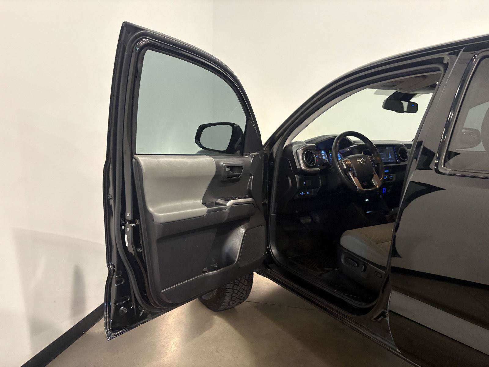 Used 2023 Toyota Tacoma SR5 AWD/4WD image 9