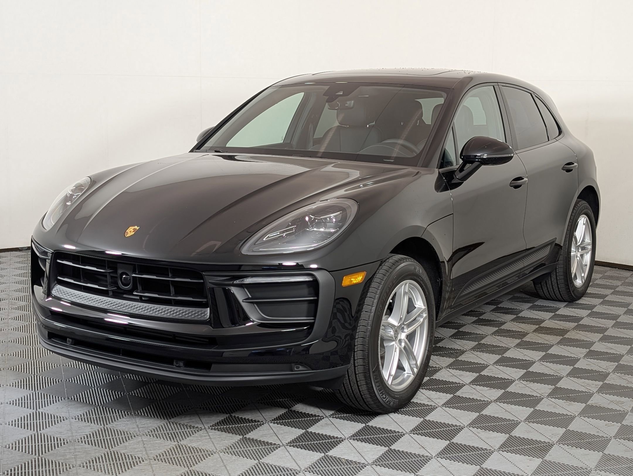 Certified 2025 Porsche Macan AWD/4WD image 1