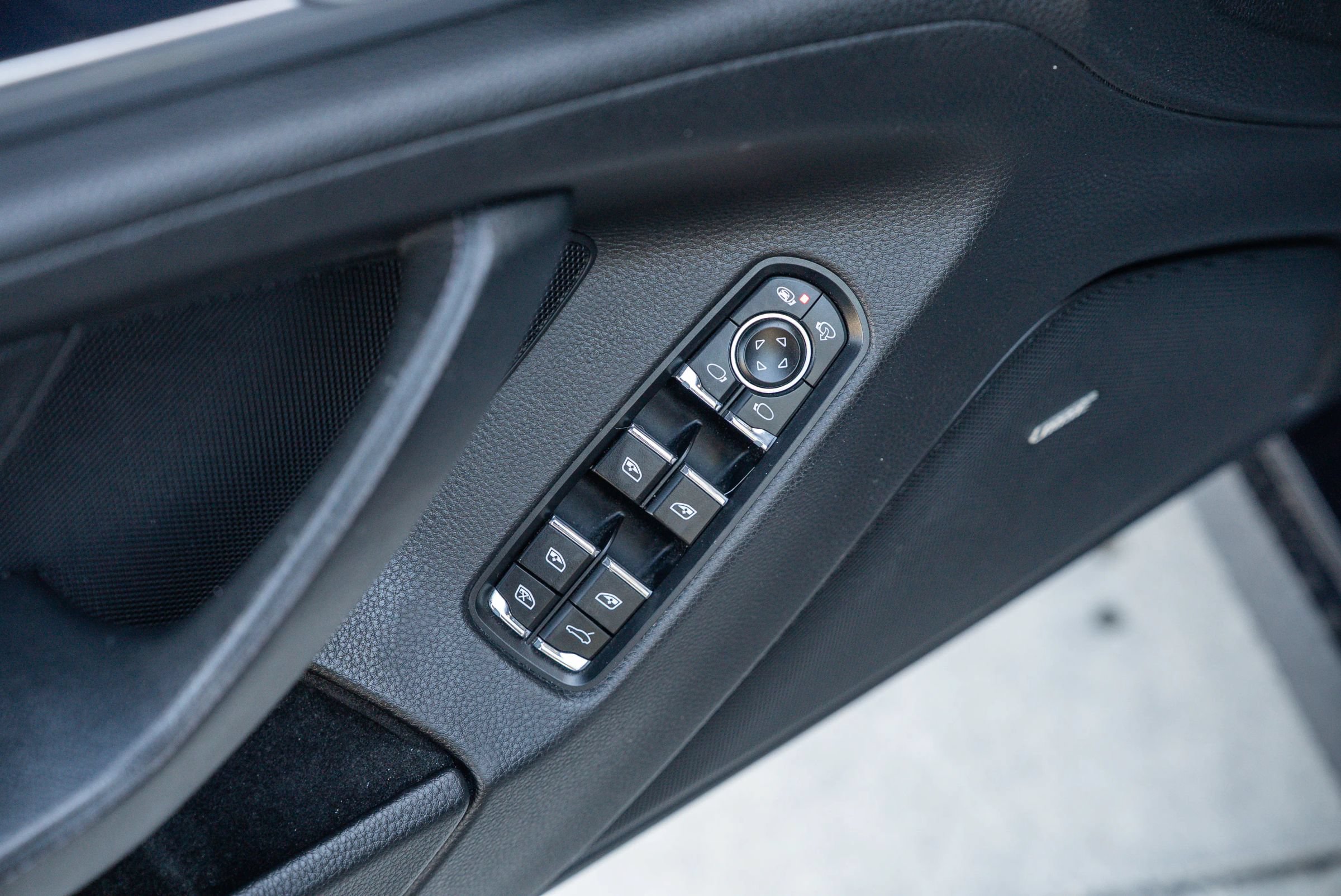Used 2016 Porsche Panamera RWD image 30