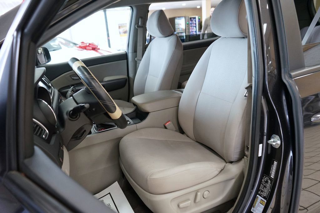 Used 2021 Kia Sedona LX image 2