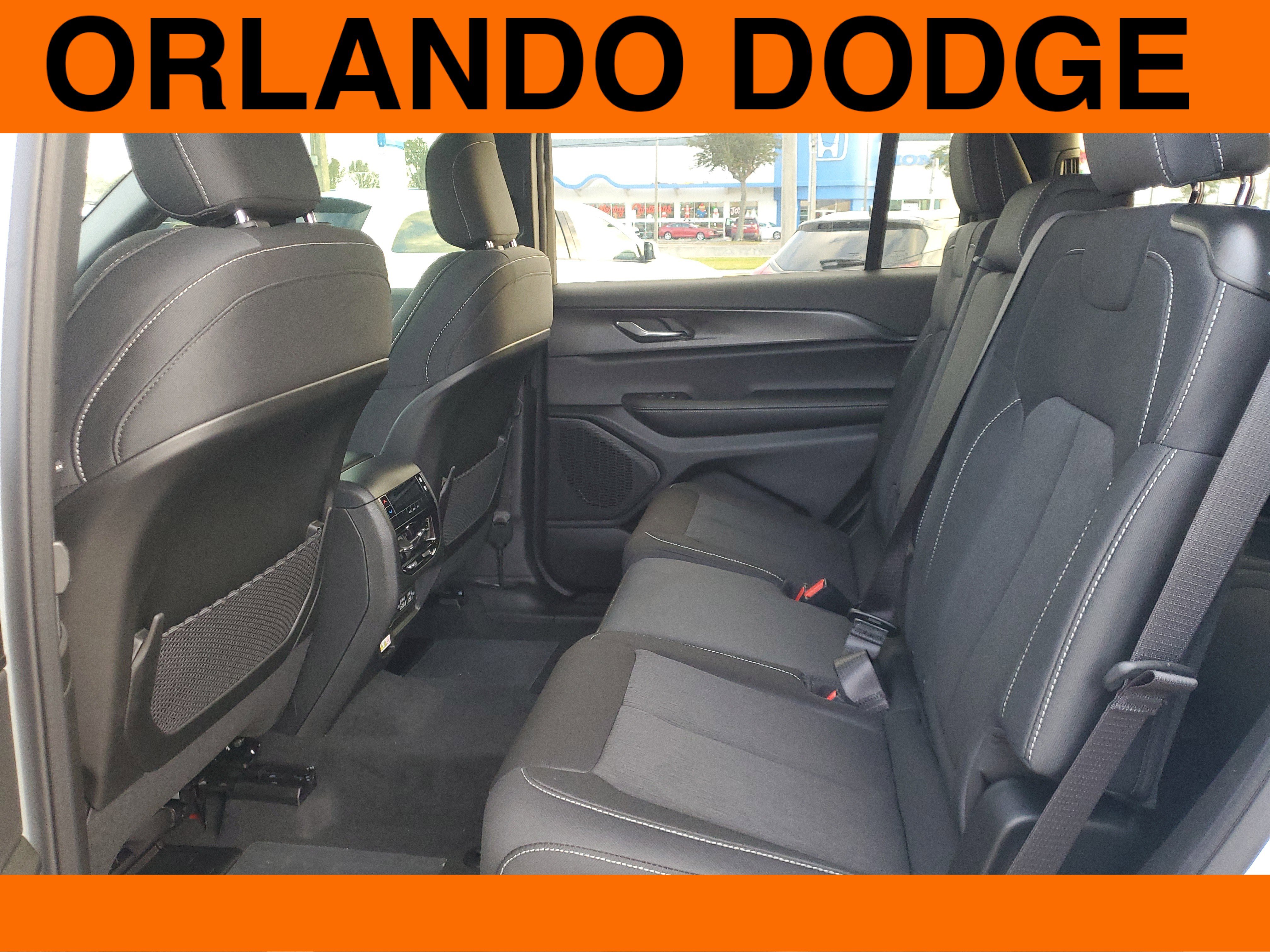 New 2025 Jeep Grand Cherokee L Laredo image 9