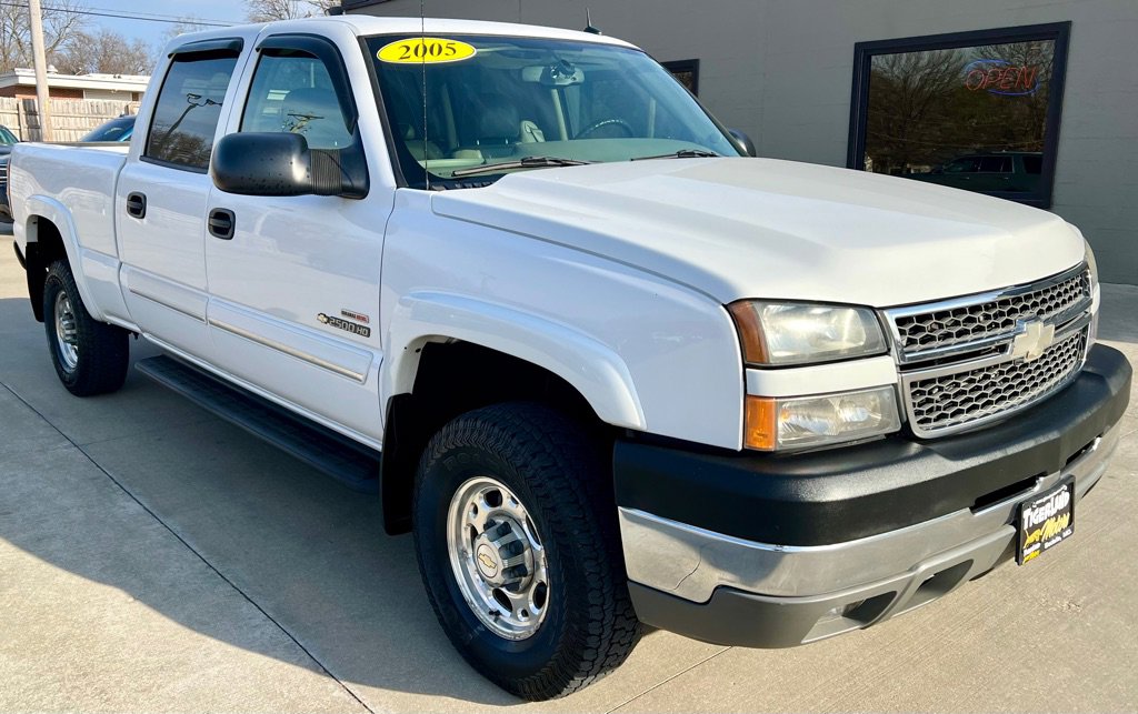 Used 2005 Chevrolet Silverado 2500 LT w/ Heavy-Duty Power Package image 1