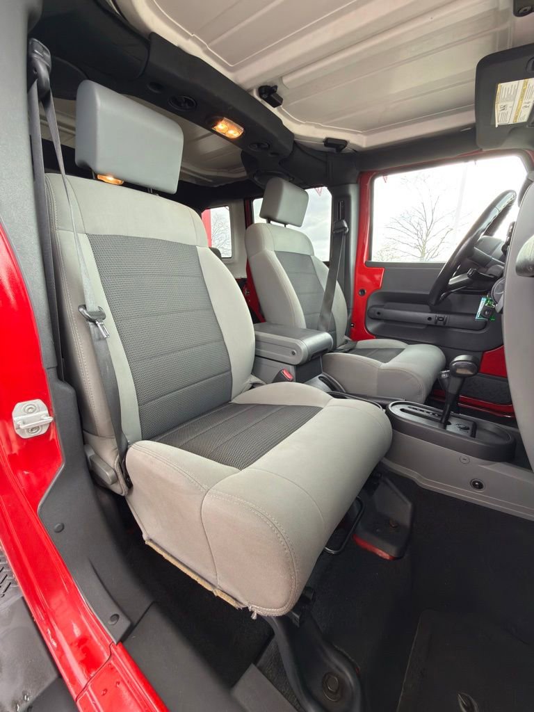 Used 2010 Jeep Wrangler Unlimited Sahara image 38