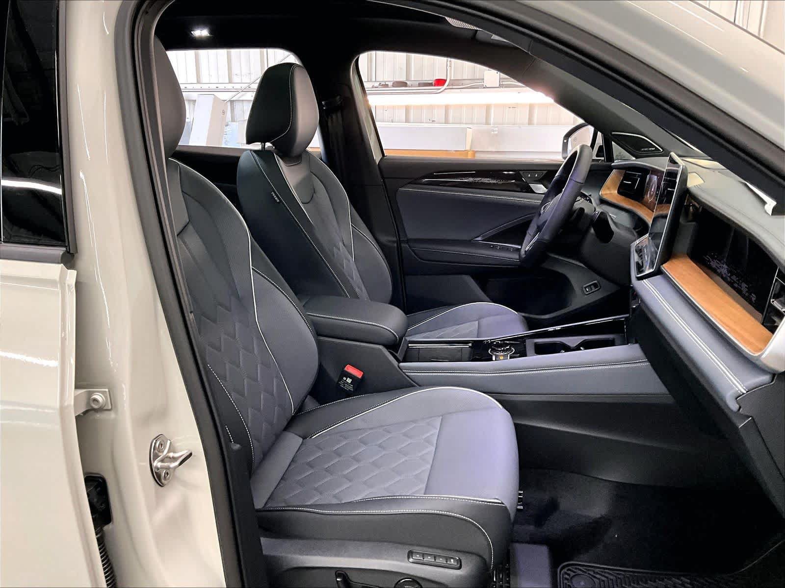 New 2026 Volkswagen Tiguan SEL R-Line AWD/4WD image 12