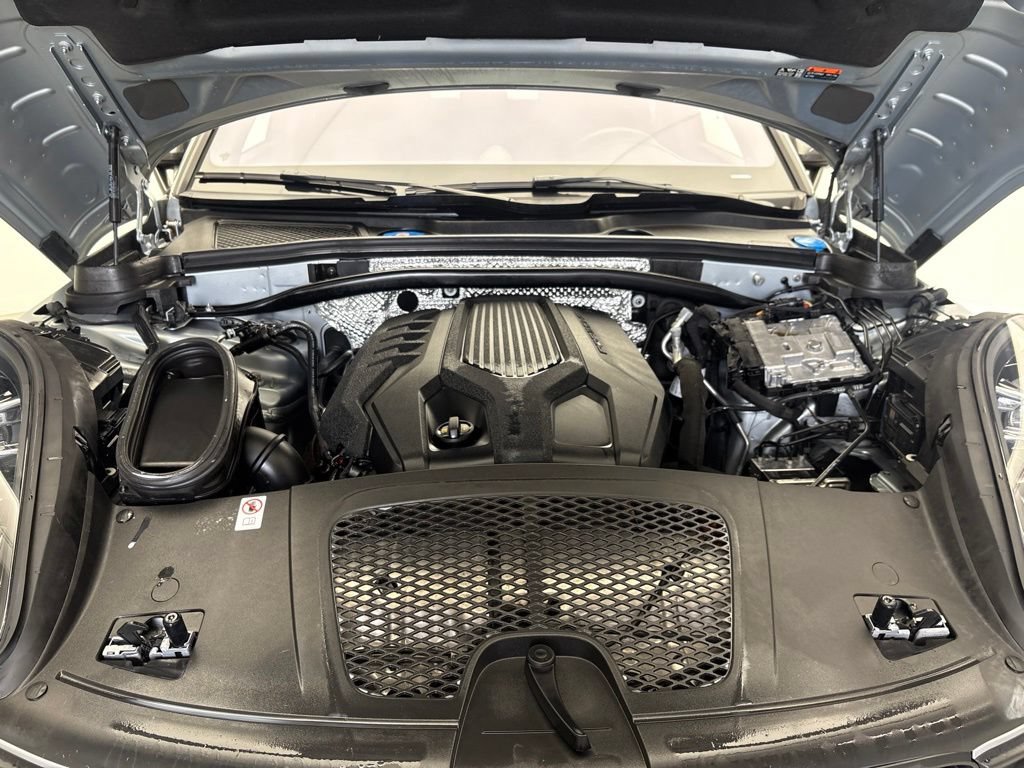 Certified 2024 Porsche Macan Turbo AWD/4WD image 12