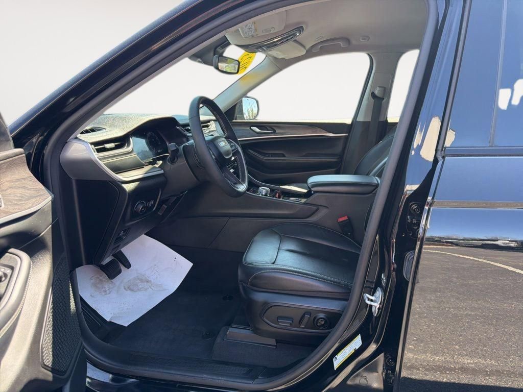 Certified 2023 Jeep Grand Cherokee Limited w/ Trailer Tow Prep Group (B) image 9