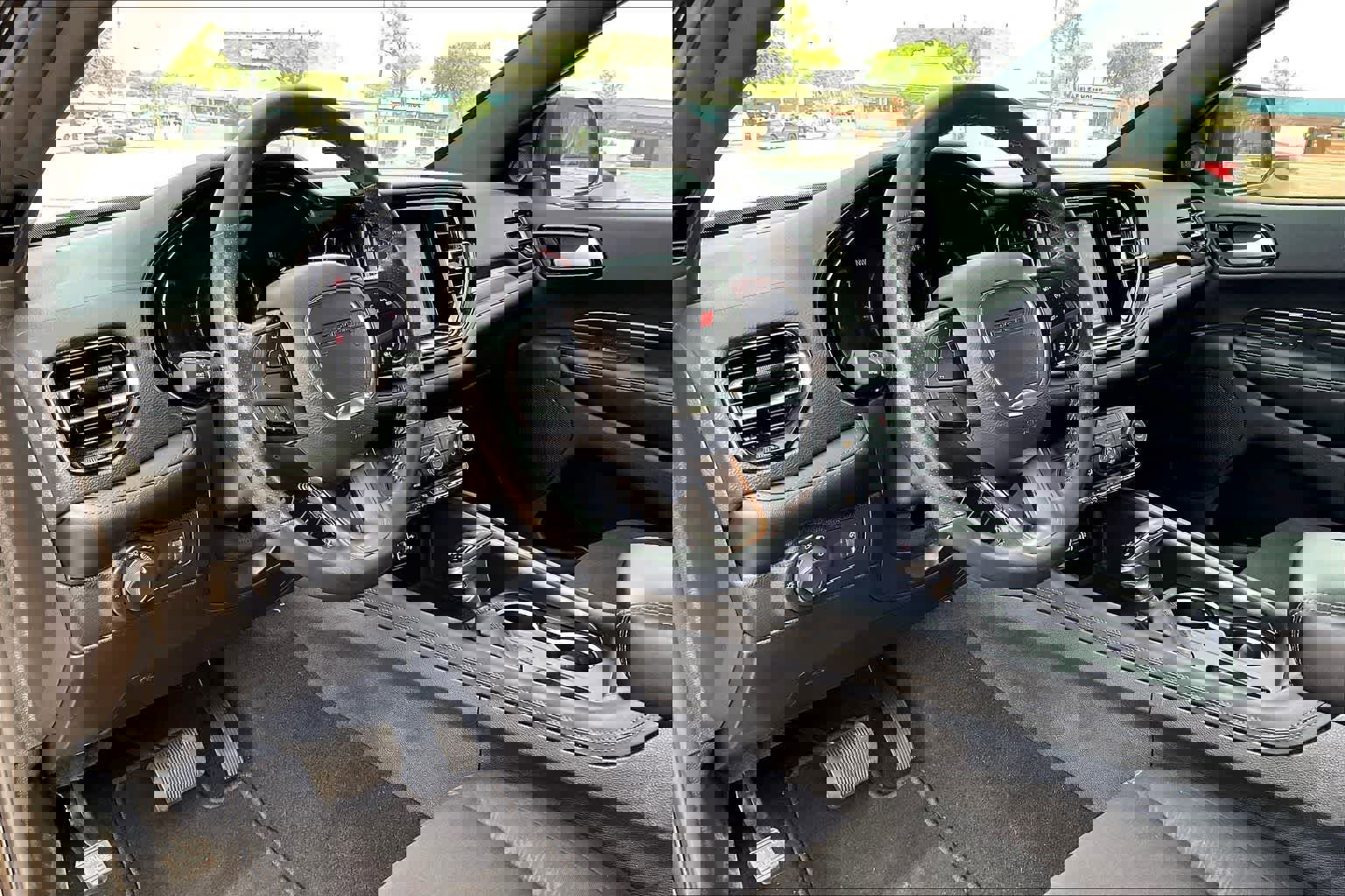 Used 2024 Dodge Durango SXT image 2