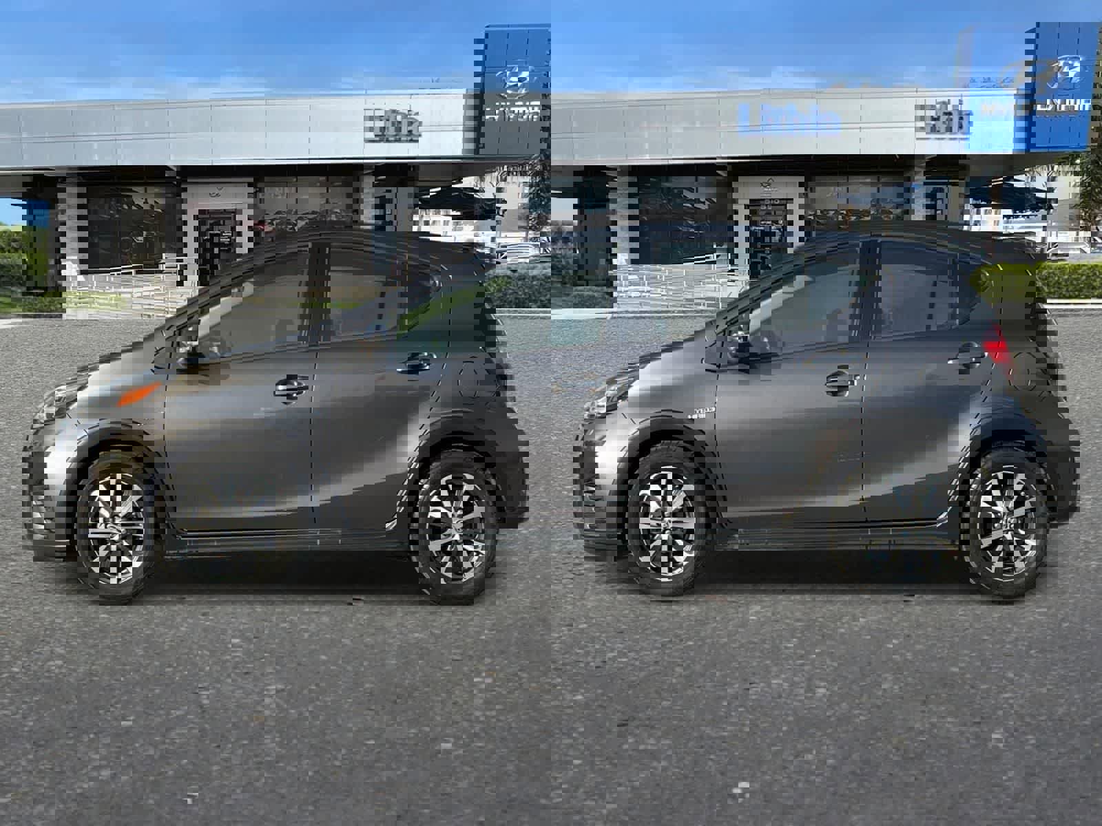 Used 2018 Toyota Prius C One image 6