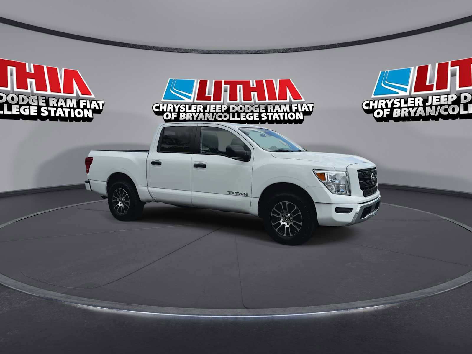 Used 2022 Nissan Titan SV image 2