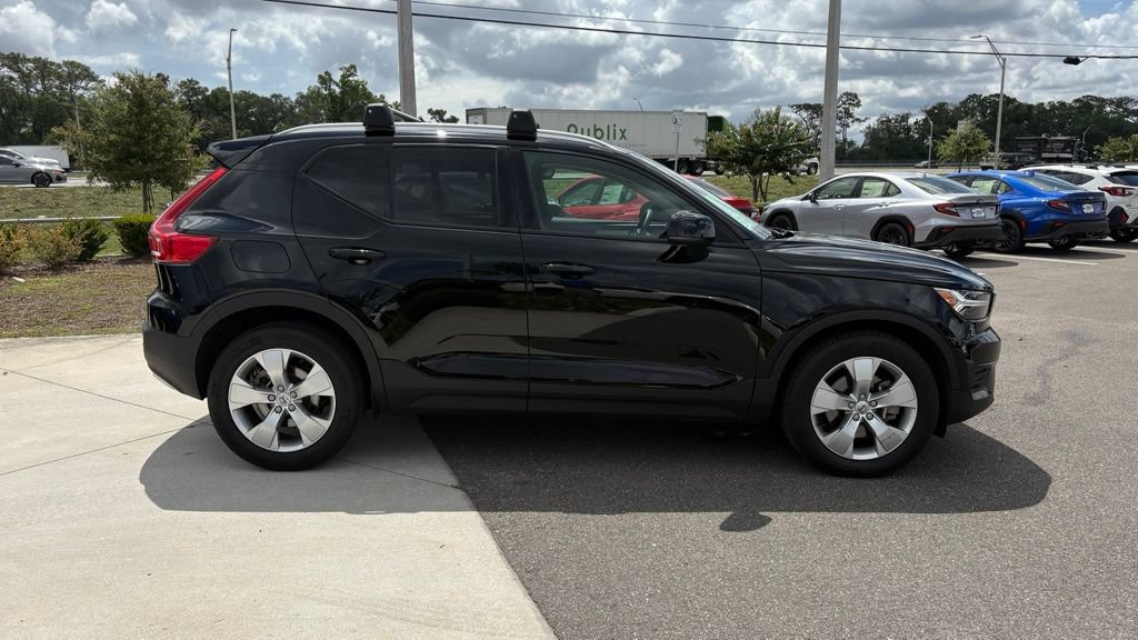 Used 2022 Volvo XC40 T4 Momentum FWD image 4