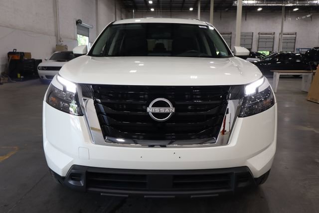 Used 2024 Nissan Pathfinder SV image 2