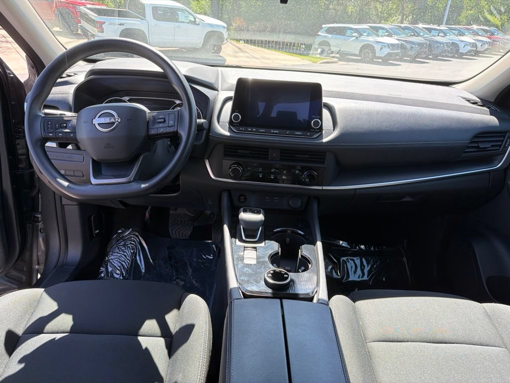 Used 2025 Nissan Rogue S AWD/4WD image 17