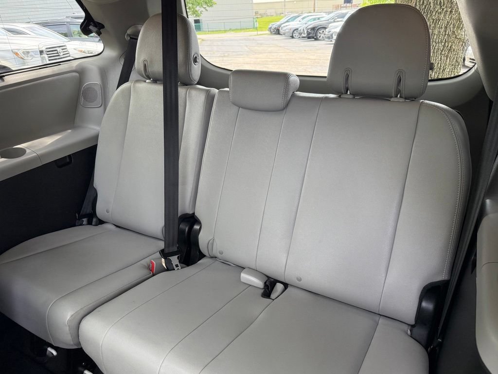 Used 2018 Toyota Sienna Limited Premium FWD image 22