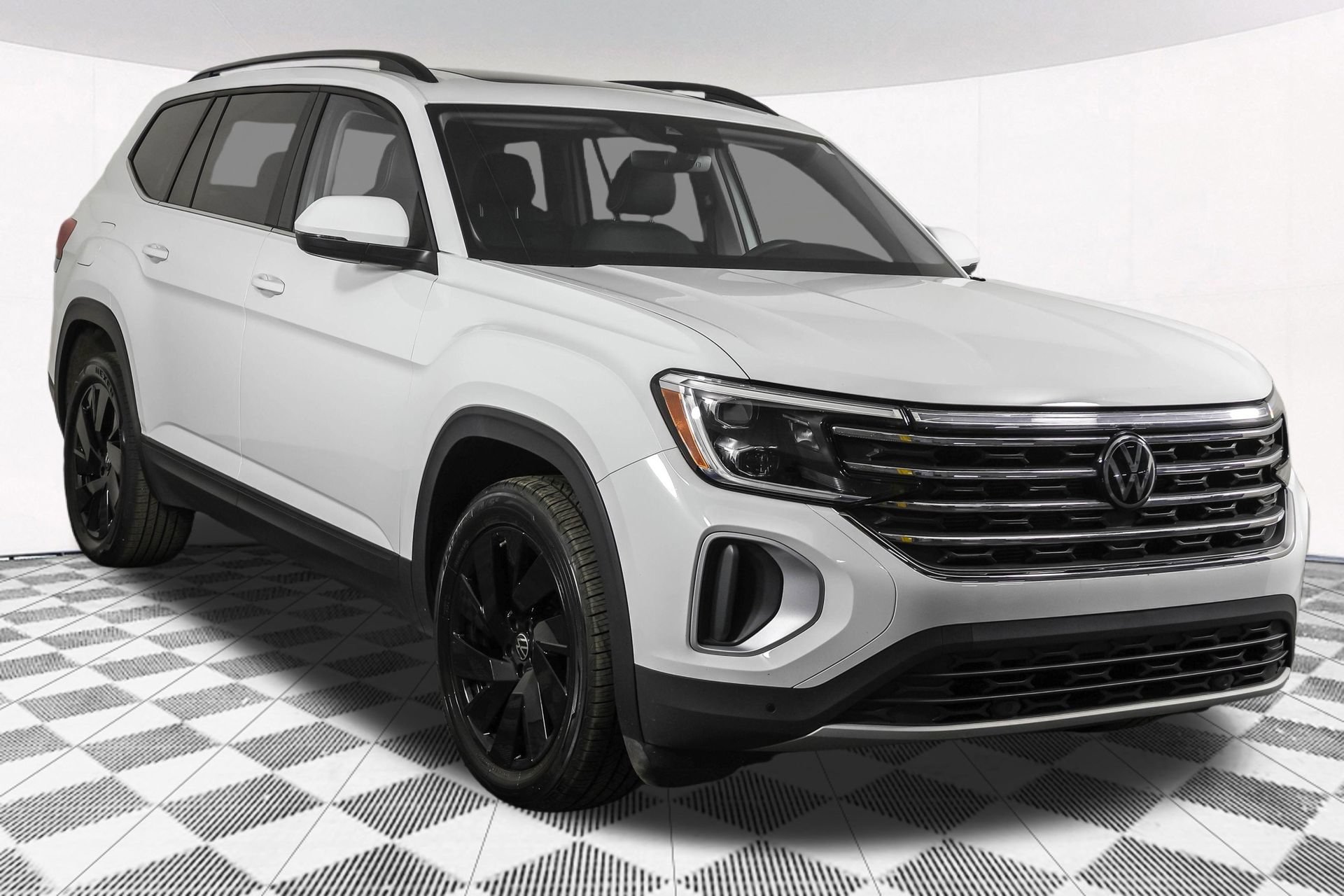 Used 2024 Volkswagen Atlas SE w/ Panoramic Sunroof Package AWD/4WD image 11