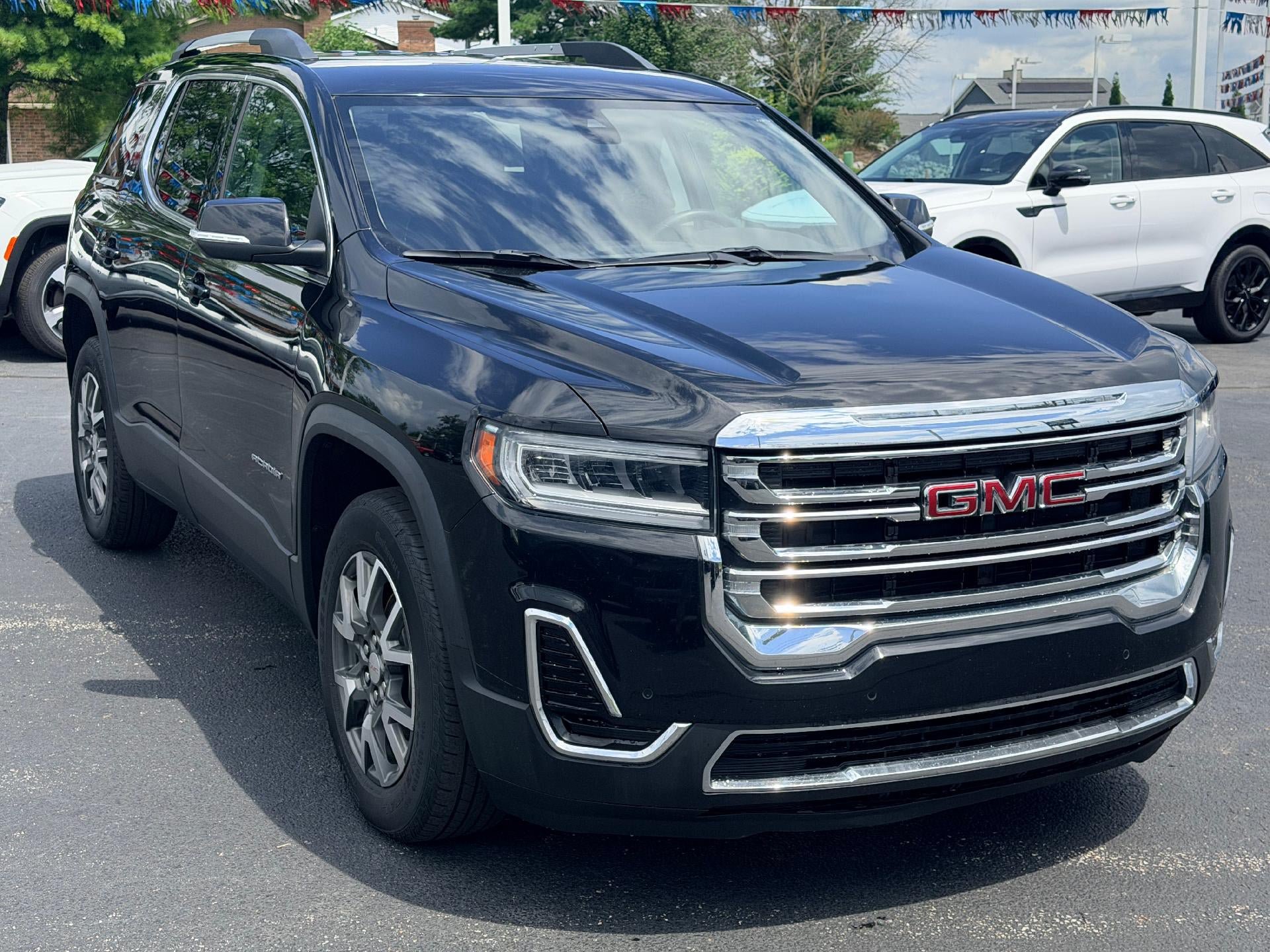 Used 2021 GMC Acadia SLE w/ Driver Convenience Package FWD image 3