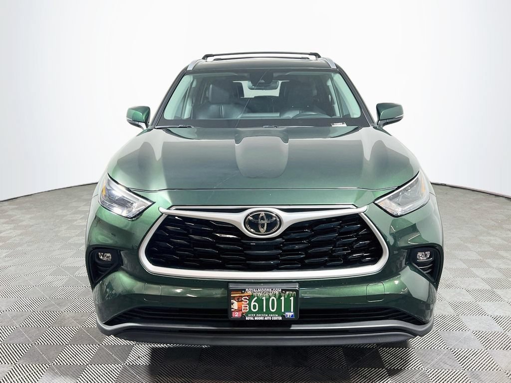 Used 2023 Toyota Highlander XLE AWD/4WD image 2