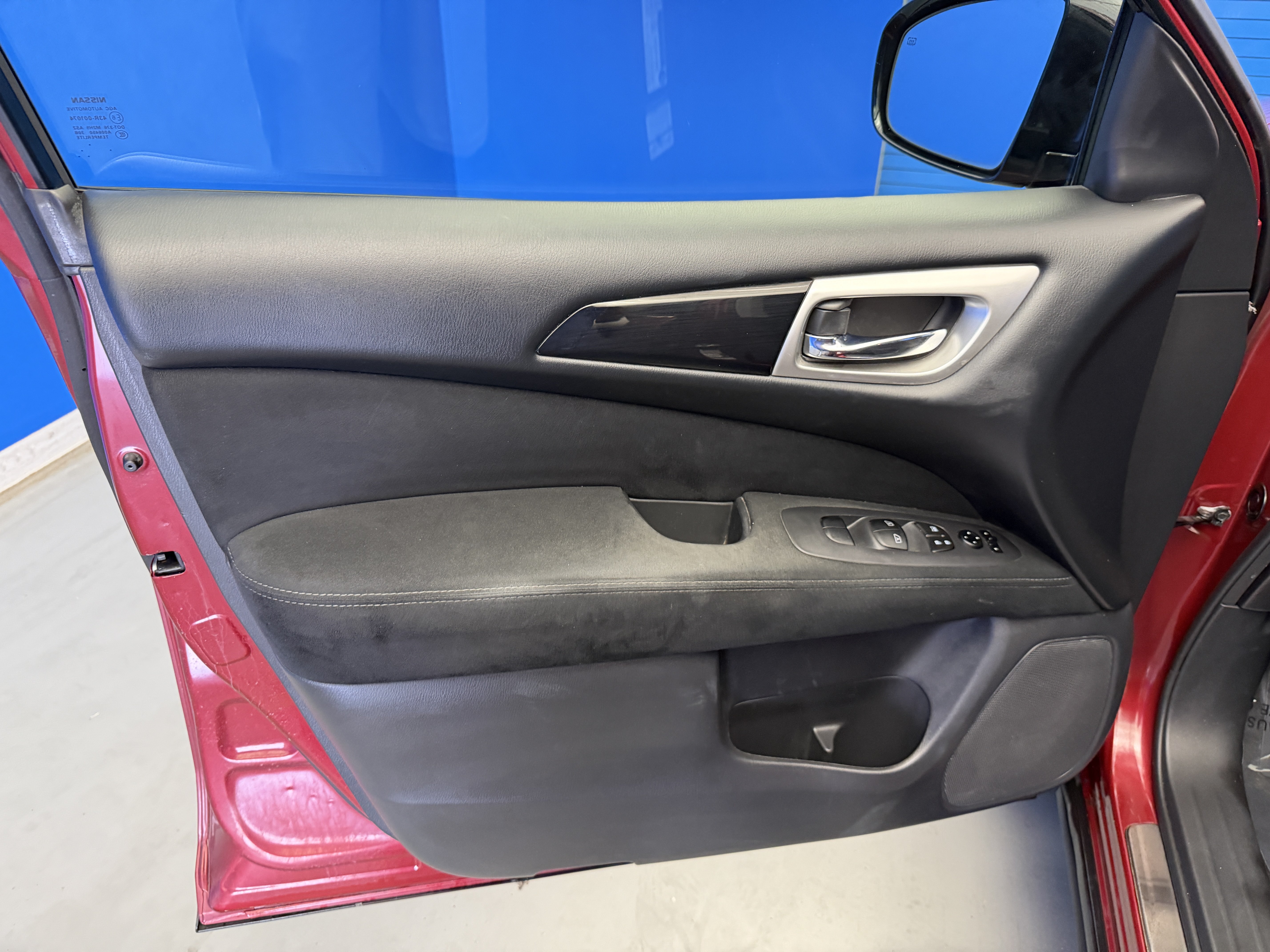 Used 2015 Nissan Pathfinder SV FWD image 9
