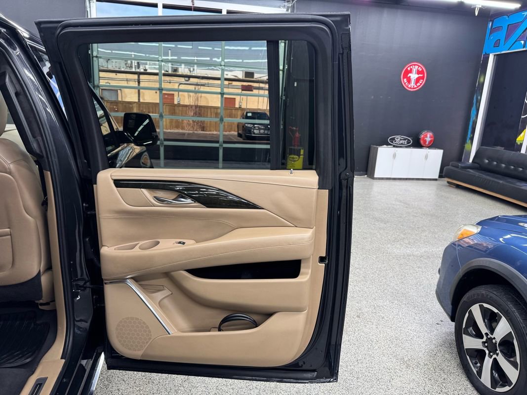 Used 2019 Cadillac Escalade ESV Platinum image 17